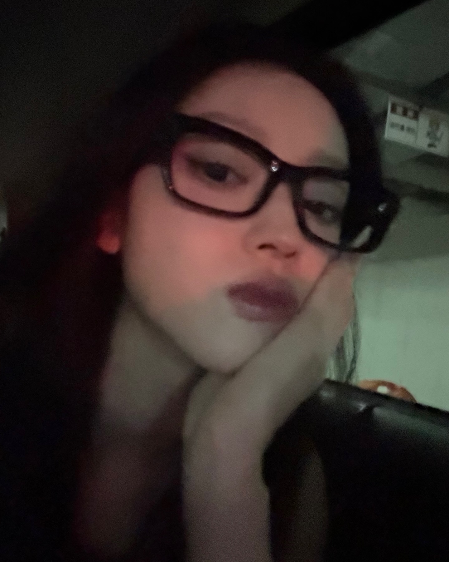 도톰한 입술에 혀 빼꼼 내미는 오마이걸 뿔테안경 유아3.jpg