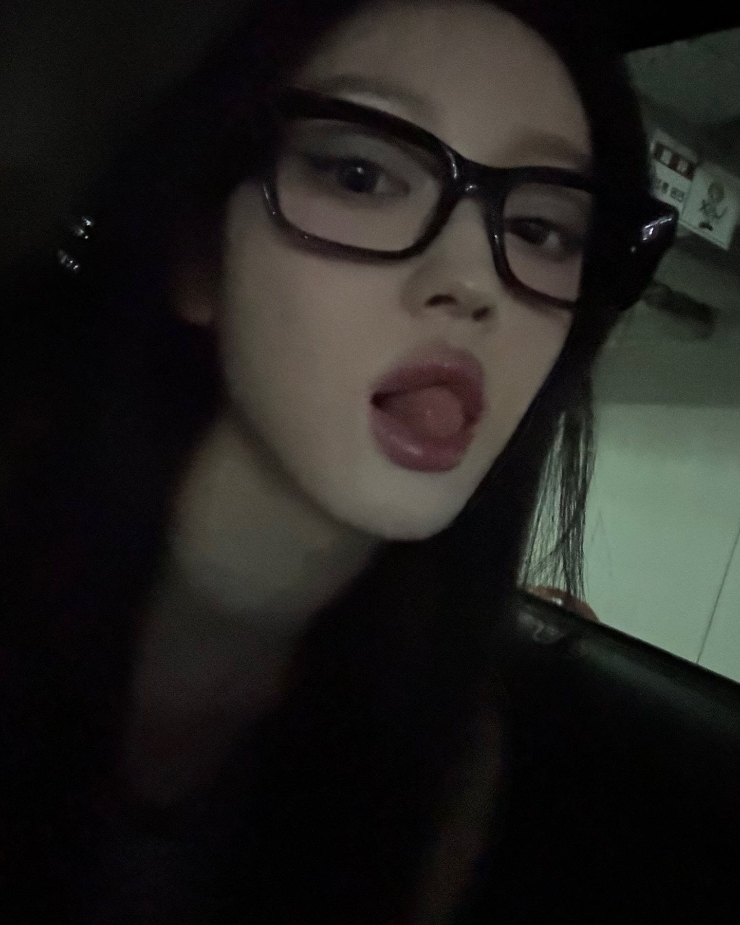 도톰한 입술에 혀 빼꼼 내미는 오마이걸 뿔테안경 유아1.jpg