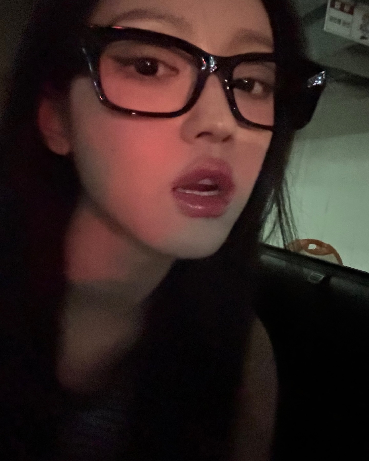 도톰한 입술에 혀 빼꼼 내미는 오마이걸 뿔테안경 유아2.jpg