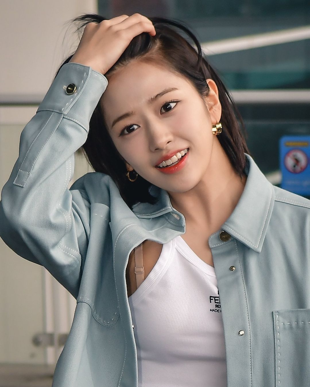 머리 넘기는 아이브 안유진 살짝 보이는 브라끈이 ㅗㅜㅑ1.jpg