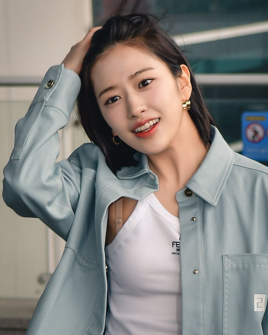 머리 넘기는 아이브 안유진 살짝 보이는 브라끈이 ㅗㅜㅑ2.jpg