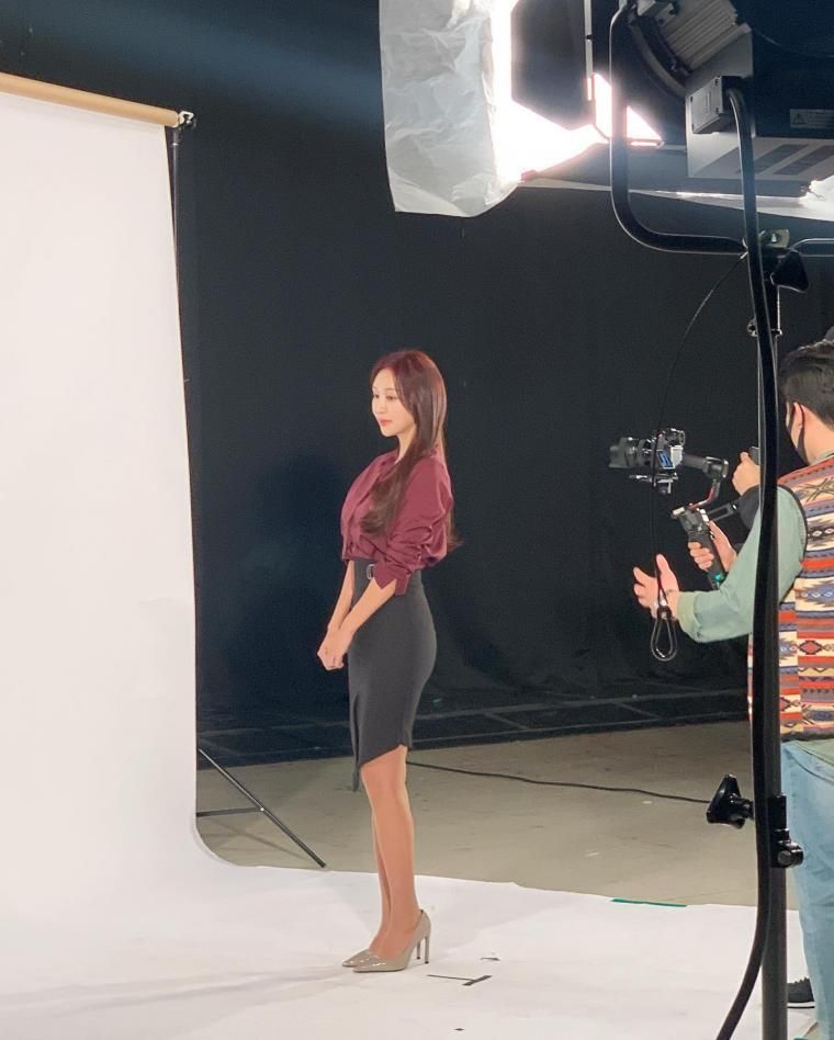 박지영 아나운서 타이트한 정장치마 힙라인 2.jpg