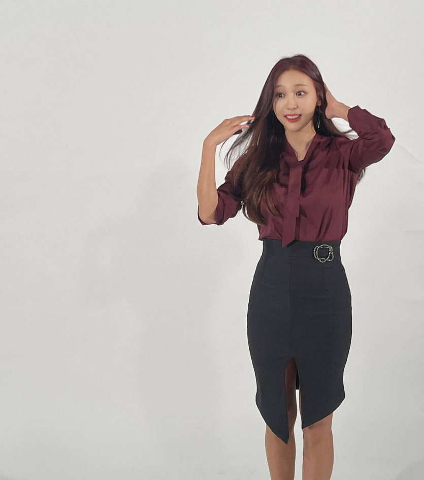 박지영 아나운서 타이트한 정장치마 힙라인 4.jpg
