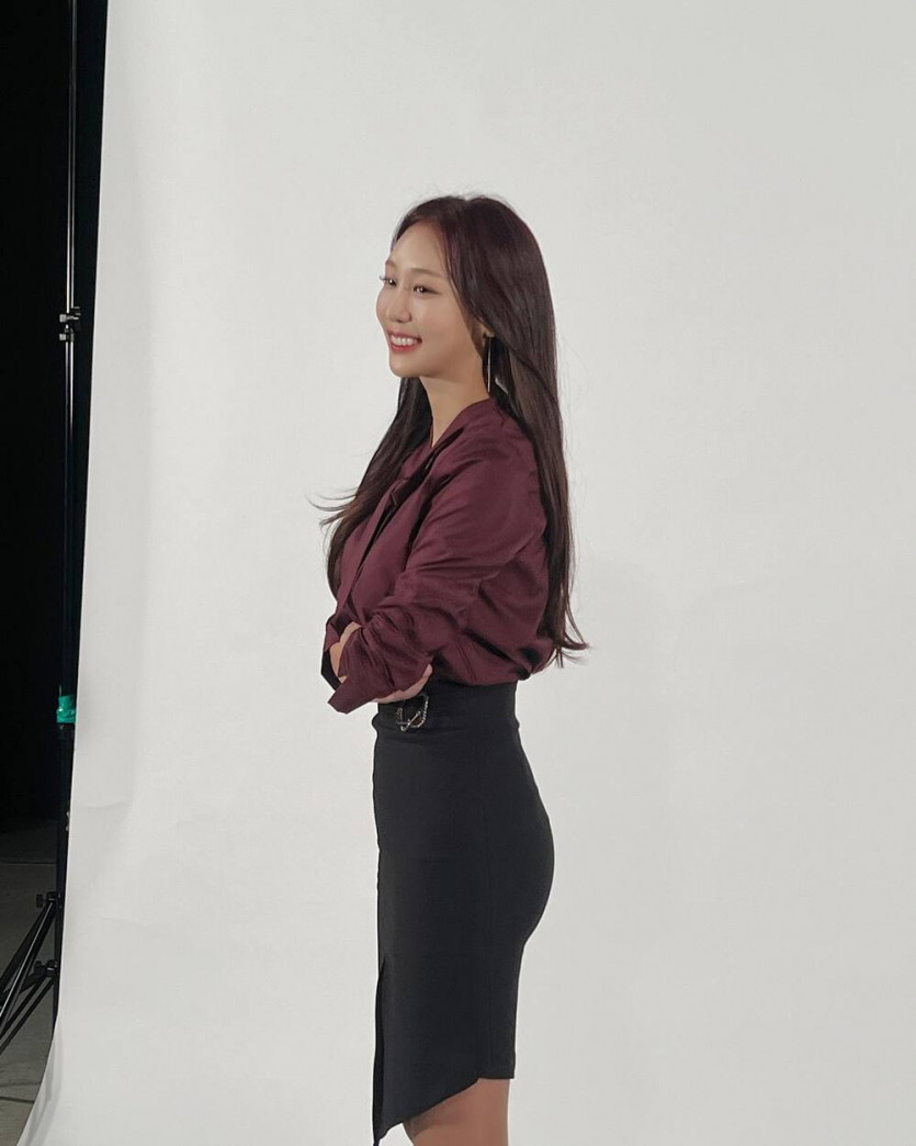 박지영 아나운서 타이트한 정장치마 힙라인 3.jpg