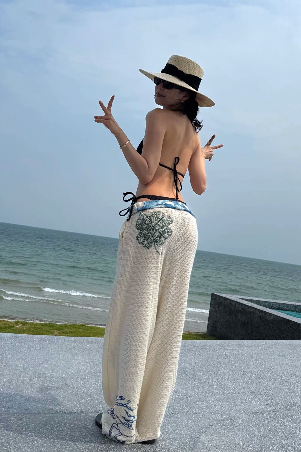 수영장에서 과감한 검정 끈비키니 입은 손나은 늘씬한 몸매6.jpg