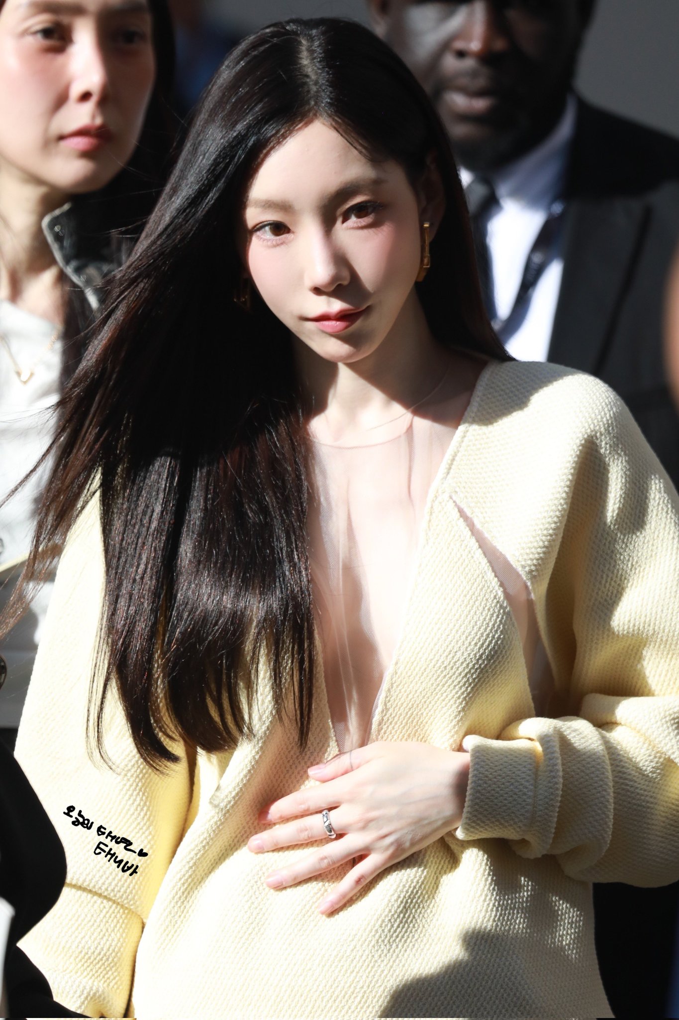 태연 사이드붑 실루엣이 살짝 7.jpg