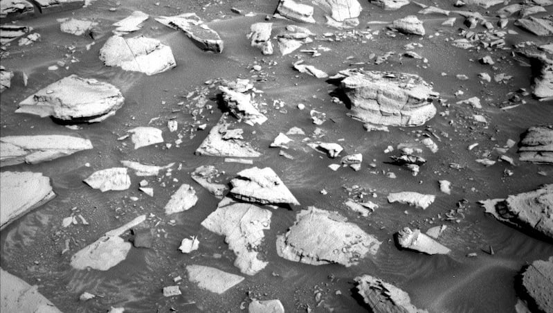 Sol 3940(2023-09-06 11:23:30 UTC)에서 NASA의 화성 탐사선 Curiosity에 탑재된 왼쪽 내비게이션 카메라로 촬영한 이미지입니다.