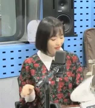 춤추며 퇴장하는 윤태진 아나운서.gif