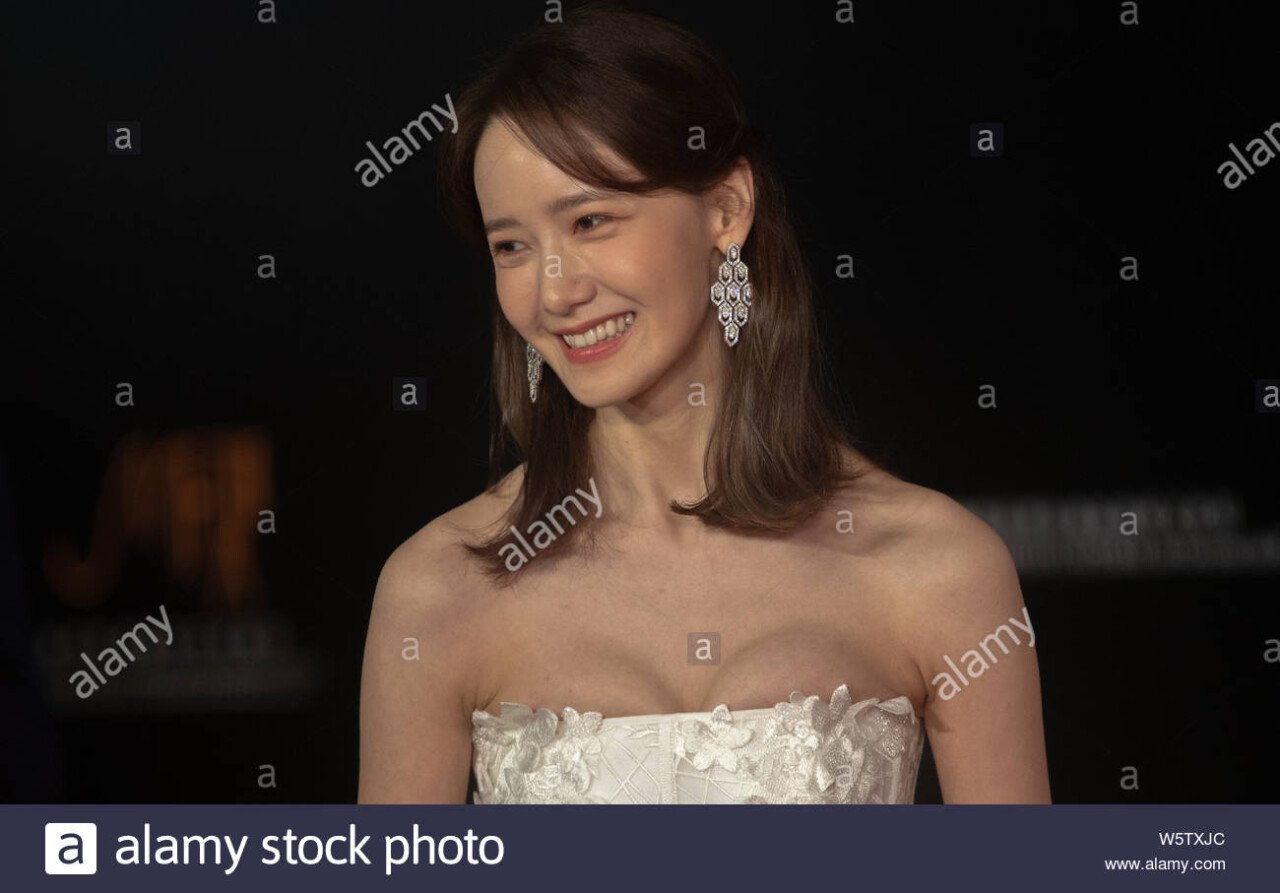 south-korean-singer-and-actress-lim-yoon-ah-better-known-as-yoona-of-south-korean-pop-group-girls-generation-arrives-on-the-red-carpet-for-the-ope-W5TXJC.jpg 윤아 사진 모음