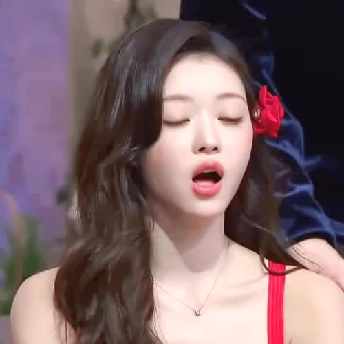 놀토 오마이걸 유아 레드 드레스 8.gif