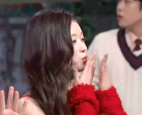 놀토 오마이걸 유아 레드 드레스 4.gif