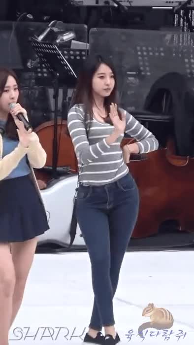 베스티 다혜 사복 리허설 1.gif