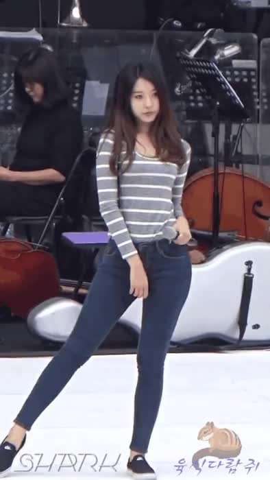 베스티 다혜 사복 리허설 5.gif