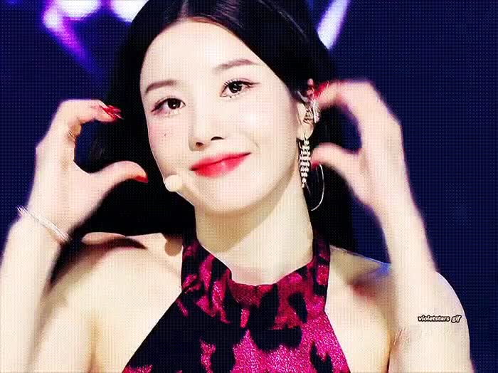 권은비.gif