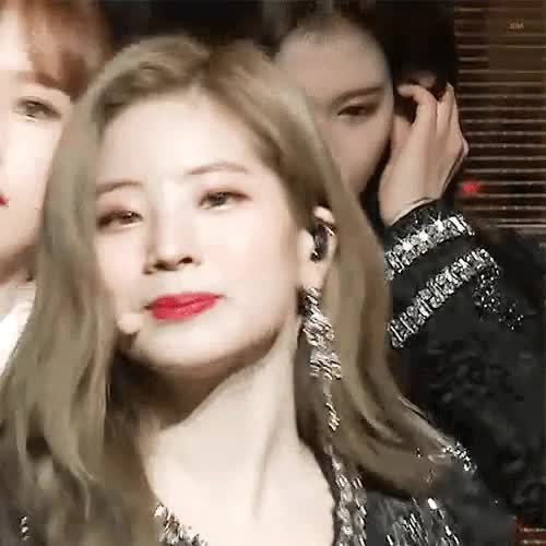 트와이스 사나 눈빛 3.gif