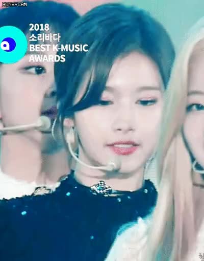 트와이스 사나 눈빛 8.gif