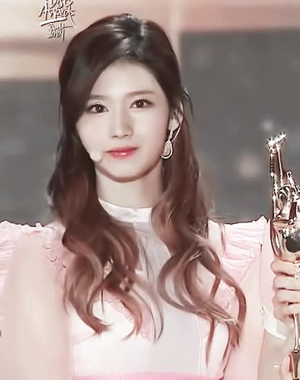 트와이스 사나 눈빛 4.gif