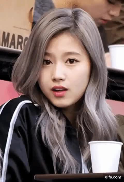 트와이스 사나 눈빛 11.gif