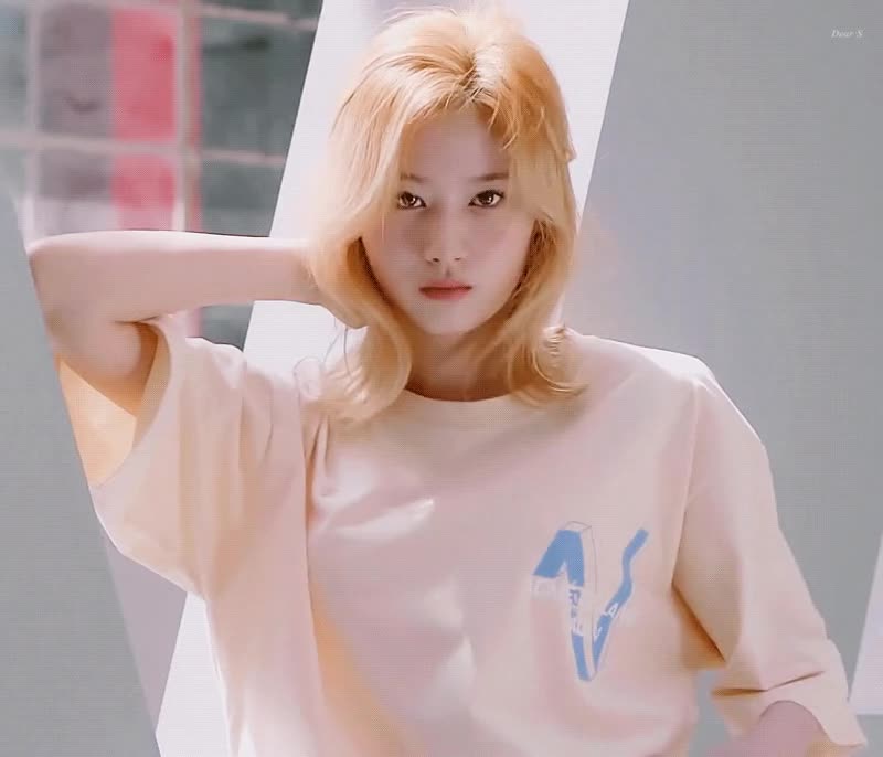 트와이스 사나 눈빛 2.gif