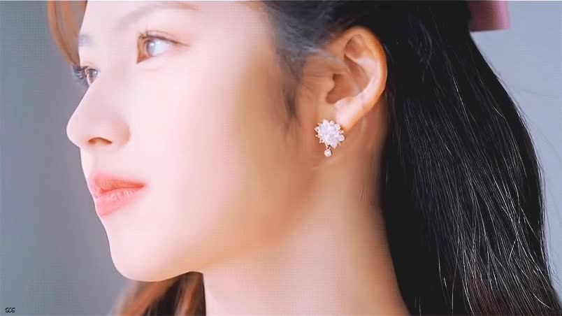 드레스 입은 사나 미모 6.gif