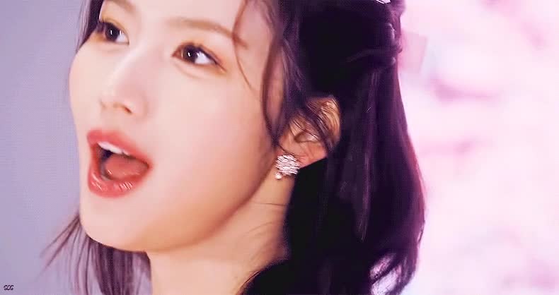 드레스 입은 사나 미모 10.gif