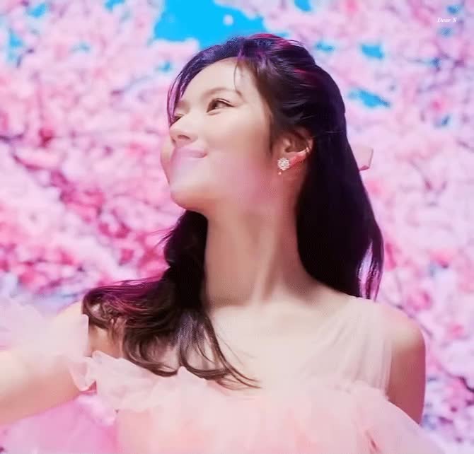 드레스 입은 사나 미모 2.gif
