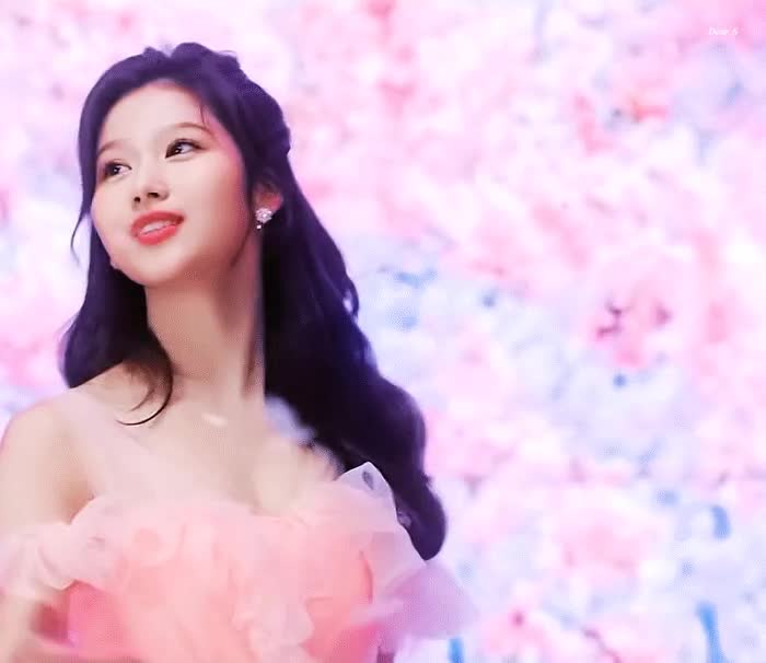 드레스 입은 사나 미모 1.gif