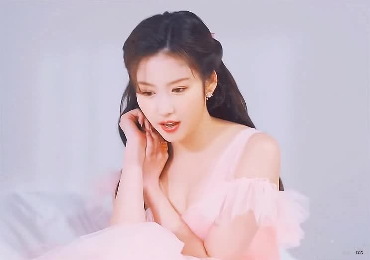 드레스 입은 사나 미모 12.gif