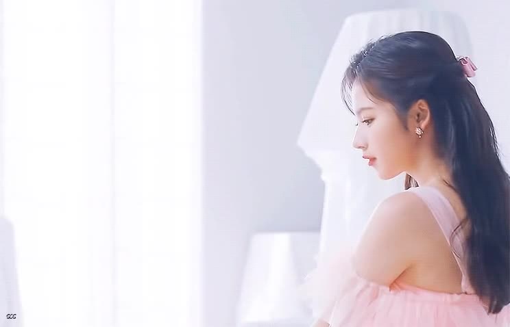 드레스 입은 사나 미모 14.gif