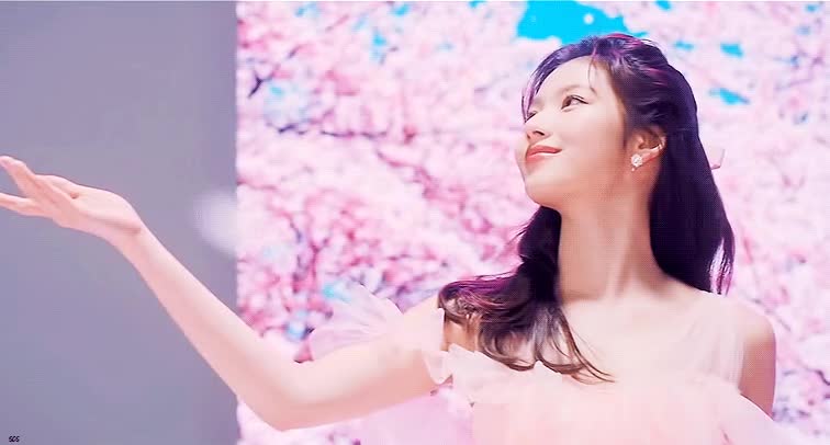 드레스 입은 사나 미모 4.gif