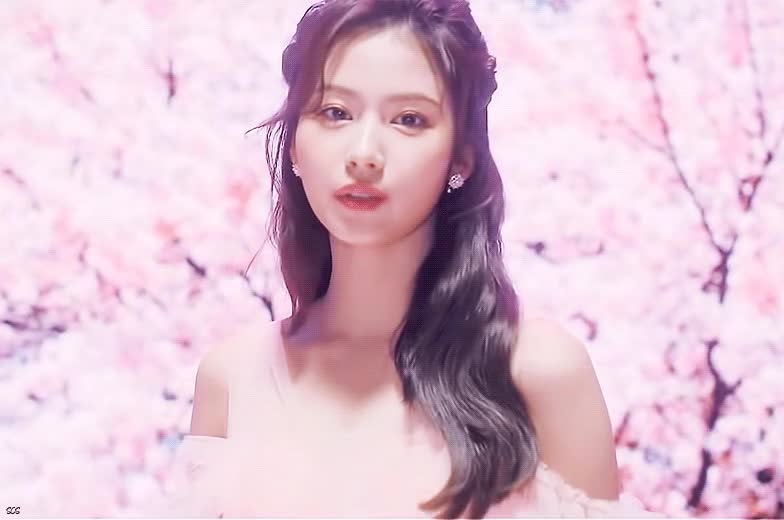 드레스 입은 사나 미모 15.gif