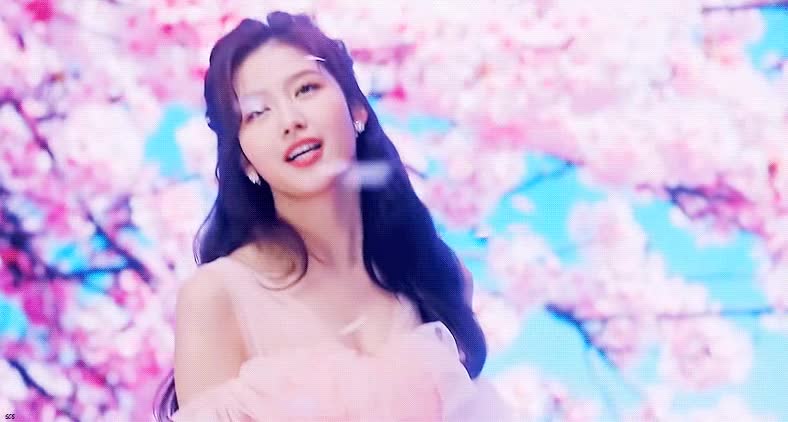 드레스 입은 사나 미모 11.gif
