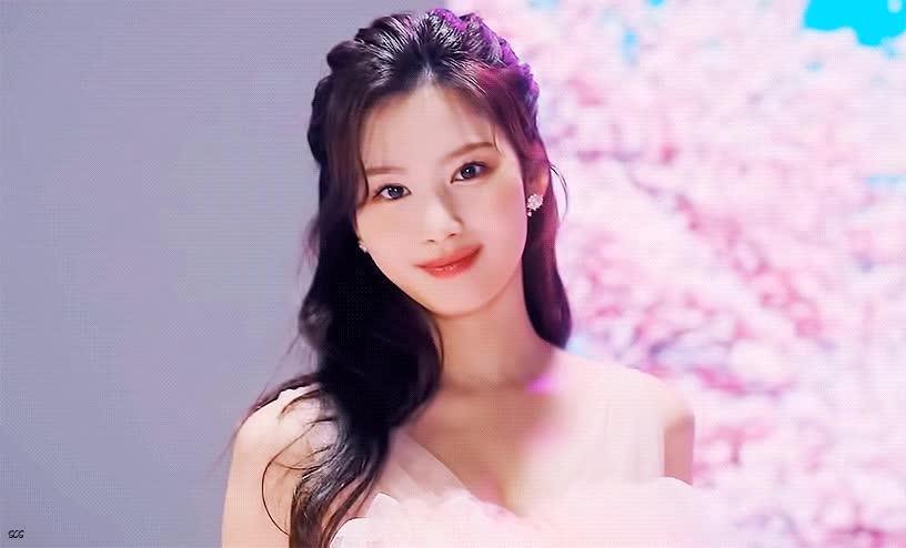드레스 입은 사나 미모 9.gif