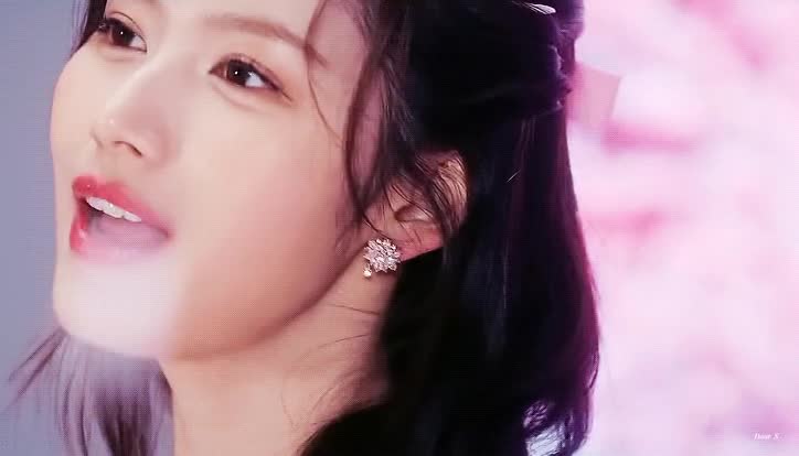 드레스 입은 사나 미모 3.gif