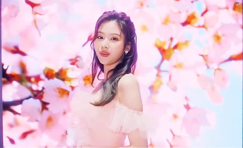 드레스 입은 사나 미모 5.gif