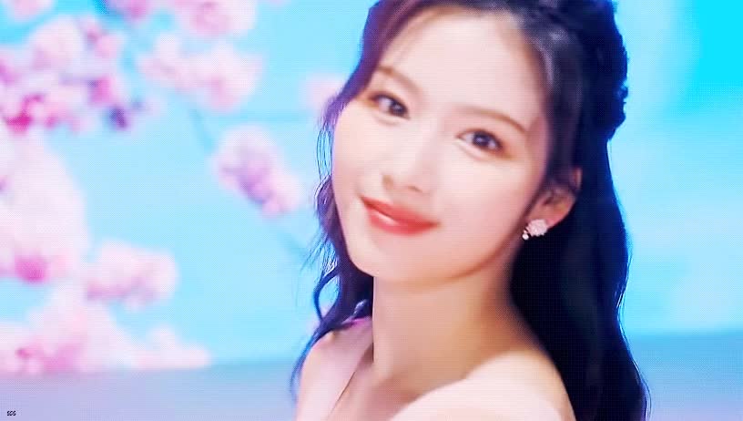 드레스 입은 사나 미모 8.gif