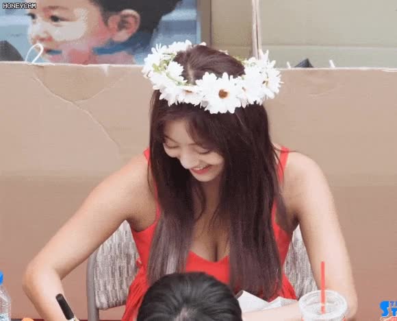 사인해주는 트와이스 지효 ㅓㅜㅑ.gif