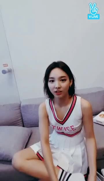 방심한 트와이스 나연 1.gif