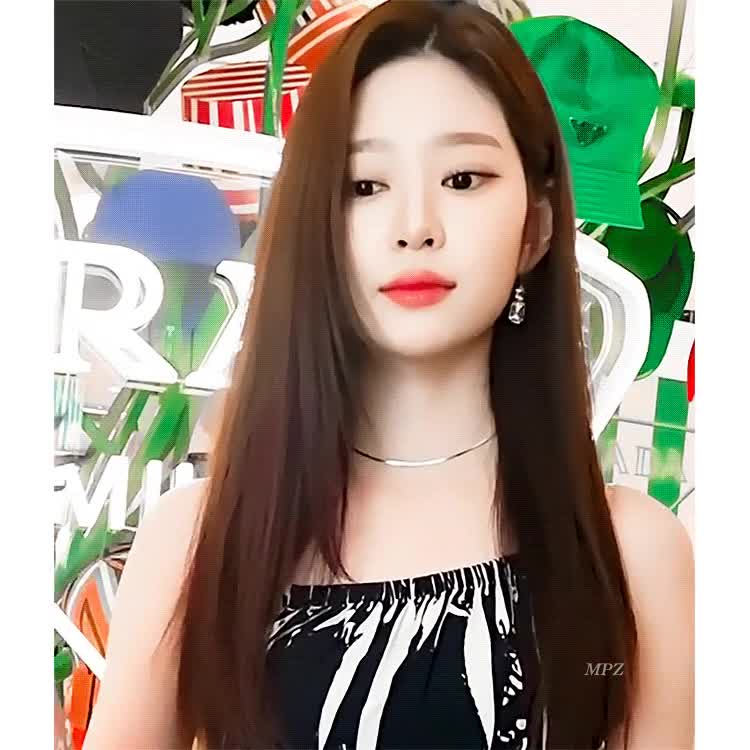 프라다 행사 김민주 _01.gif