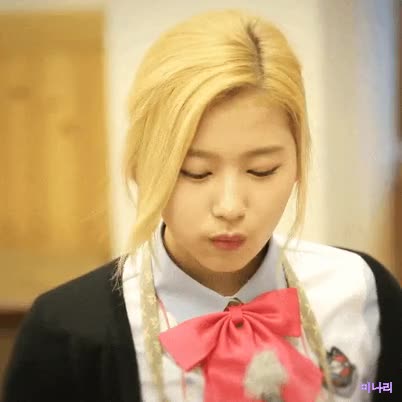 트와이스 사나 먹방 3.gif