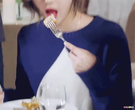 트와이스 사나 먹방 9.gif