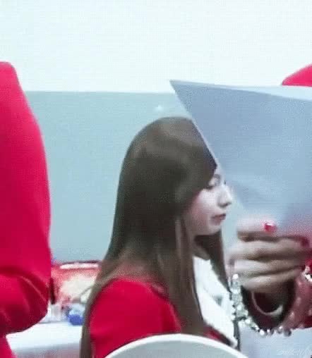 트와이스 사나 먹방 7.gif