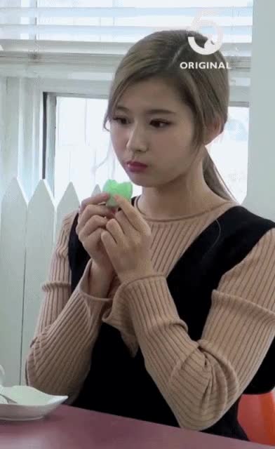 트와이스 사나 먹방 8.gif