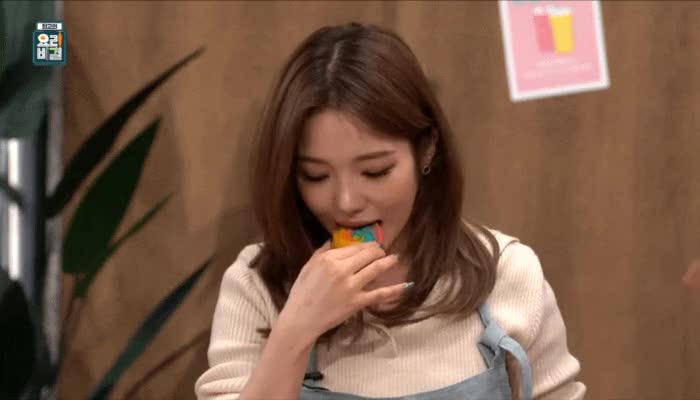 쿠키 맛 보는 프로미스나인 노지선.gif