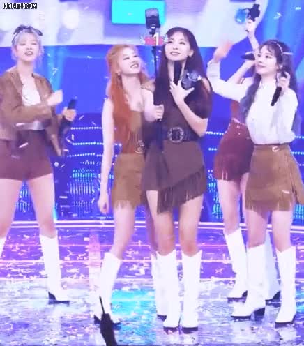 쯔뭉이한테 뽀뽀하는 사나.gif