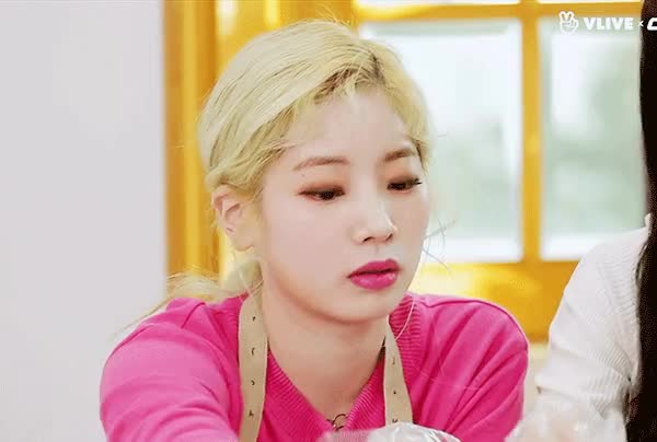 삐쳐도 귀여운 트와이스 사나, 다현 6.gif
