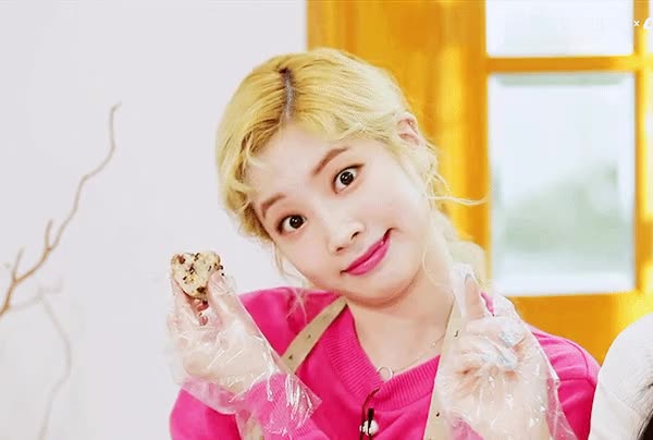 삐쳐도 귀여운 트와이스 사나, 다현 11.gif