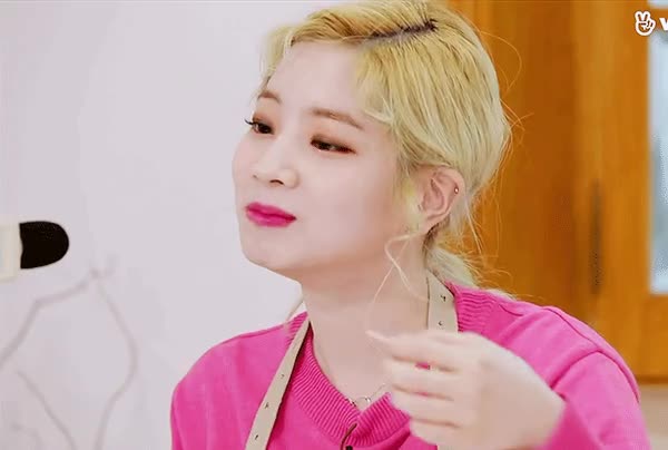 삐쳐도 귀여운 트와이스 사나, 다현 15.gif