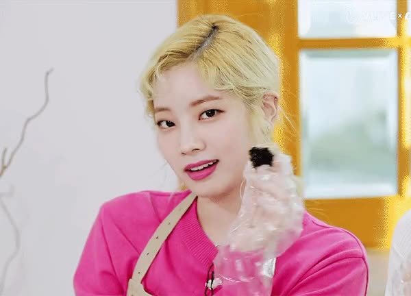 삐쳐도 귀여운 트와이스 사나, 다현 9.gif