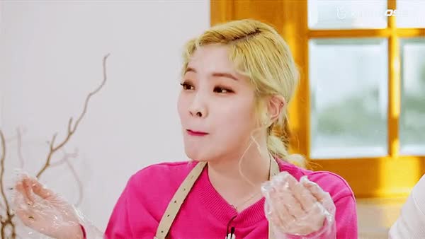 삐쳐도 귀여운 트와이스 사나, 다현 13.gif